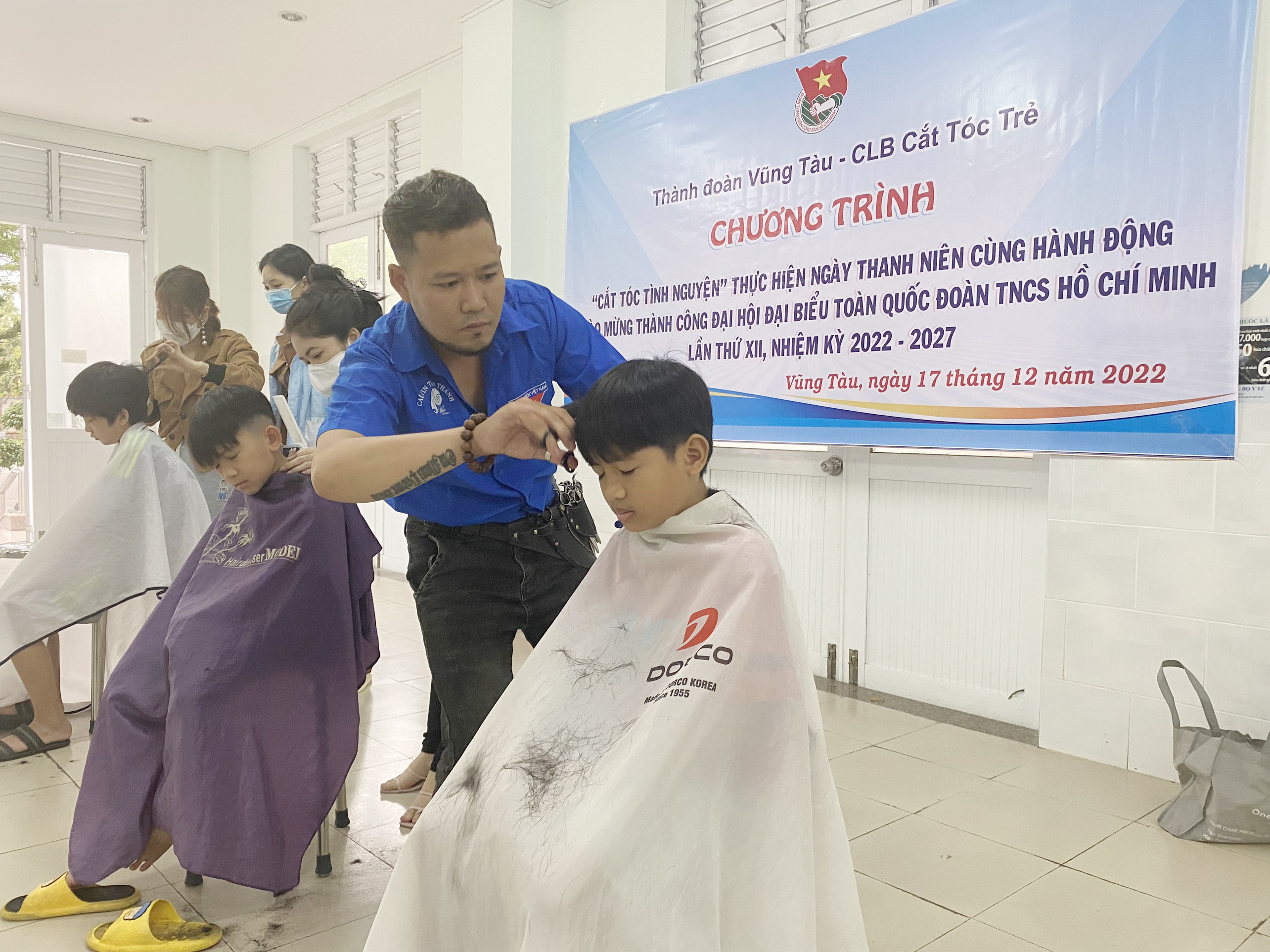 Anh Tuấn Thành, chủ Salon Calvin Tuấn Thành cắt tóc cho các em nhỏ.