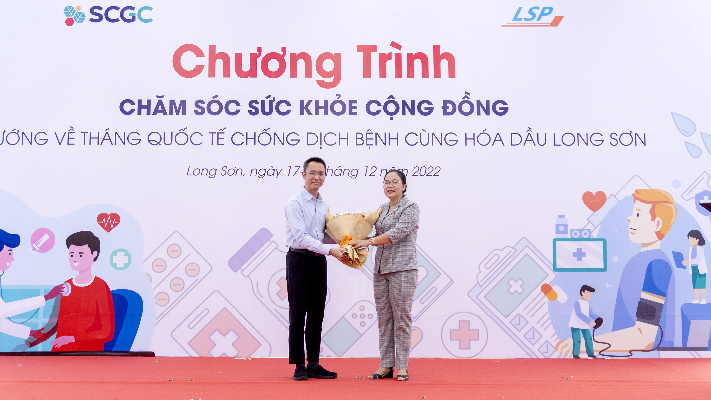 Bà Nguyễn Thị Thu Hương, Phó Chủ tịch UBND TP. Vũng Tàu tặng hoa cảm ơn đại diện Công ty LSP.