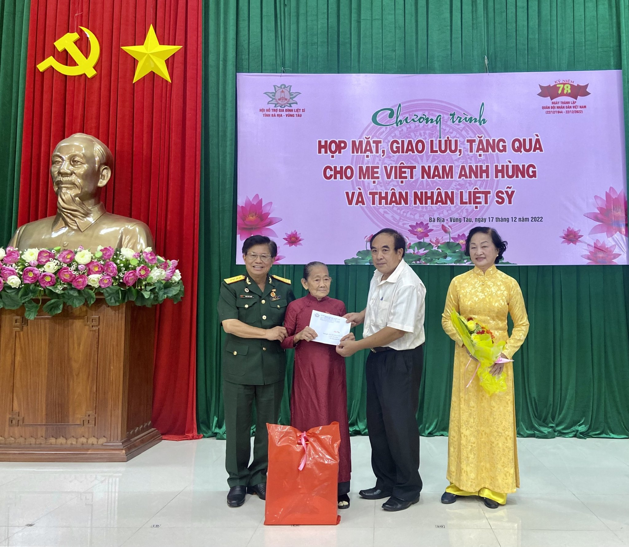 Bà Nguyễn Thị Hồng Minh, Chủ tịch Hội HTGĐLD tỉnh và ông Phạm Quang Lập, Phí Chủ tịch Hội tặng quà cho Mẹ Việt Nam Anh hùng La Thị Biên.