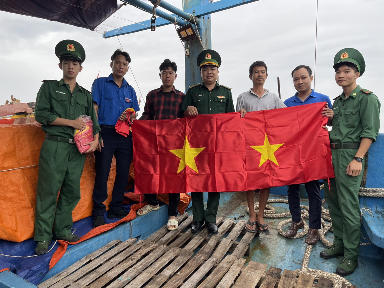 Chi đoàn Báo Bà Rịa - Vũng Tàu phối hợp cùng Chi đoàn Đồn Biên phòng Phước Tỉnh tặng lá cờ cho các chủ tàu