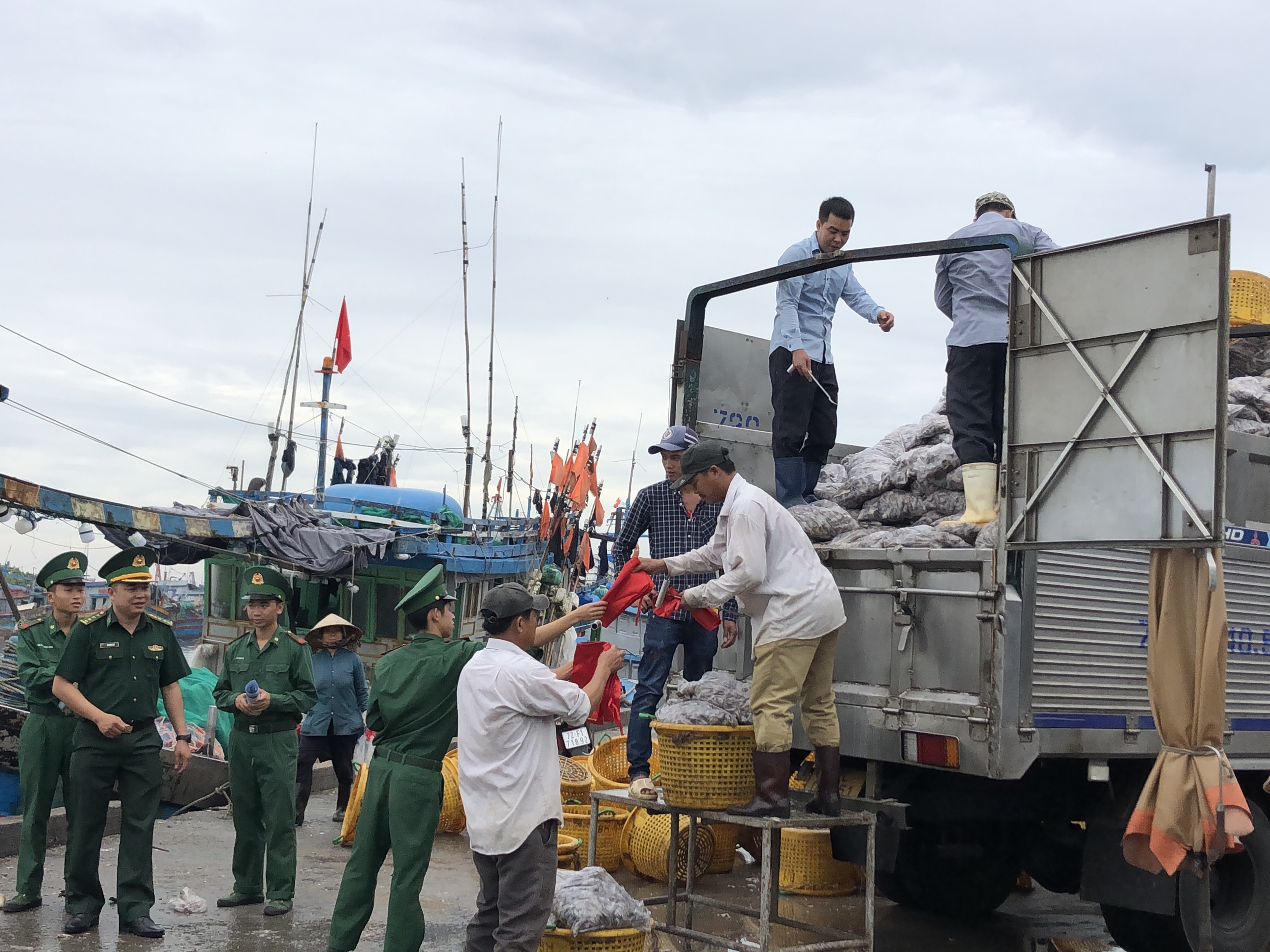 Nội dung tuyên truyền còn có các văn bản về chống khai thác hải sản bất hợp pháp, không báo cáo và không theo quy định (IUU); kết quả điều tra, xử lý một số vụ việc điển hình về môi giới, móc nối tàu cá ngư dân Việt Nam vi phạm khai thác hải sản trái phép ở vùng biển nước ngoài…