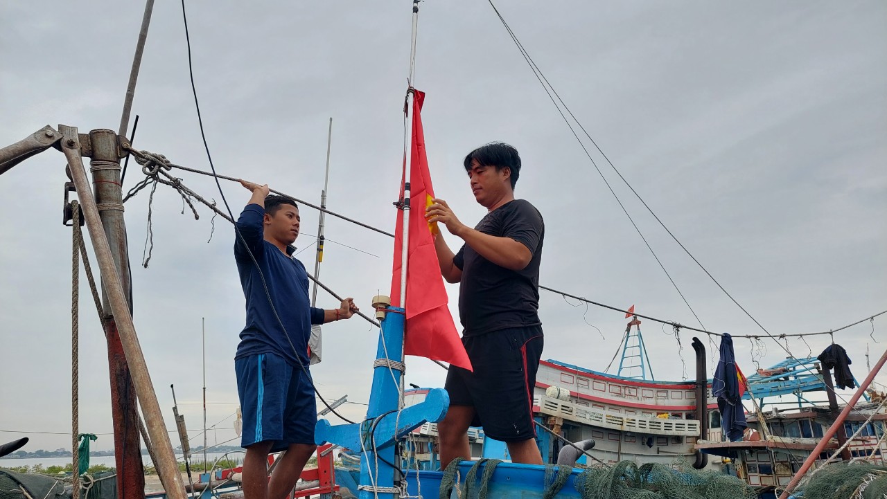 Ngư dân treo cờ trên nóc tàu thuyền