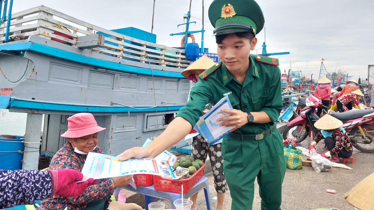 Dịp này, Chi đoàn Báo Bà Rịa-Vũng Tàu và Chi đoàn Đồn Biên phòng Phước Tỉnh đã tặng 200 cờ Tổ quốc cùng phát hàng trăm tờ tuyên truyền cho chủ tàu thuyền, ngư dân trên địa bàn huyện Long Điền.