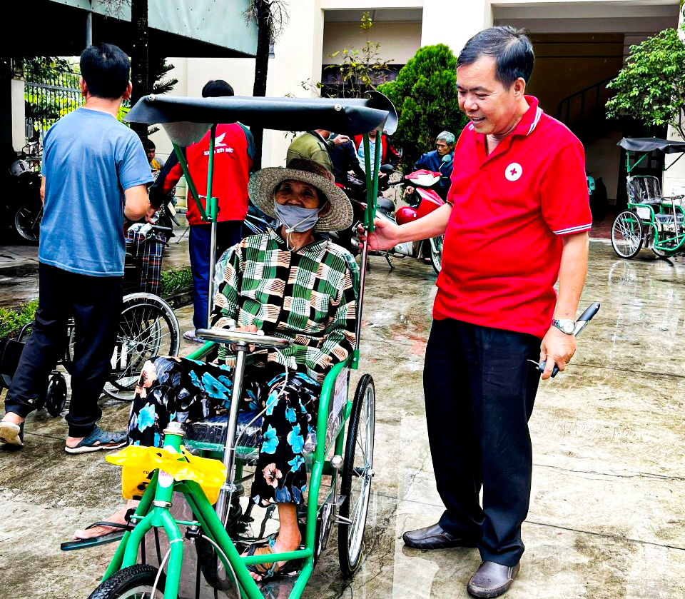 Ông Nguyễn Thành Tài, Chủ tich Hội CTĐ huyện Châu Đức hướng dẫn người khuyết tật sử dụng xe lắc.