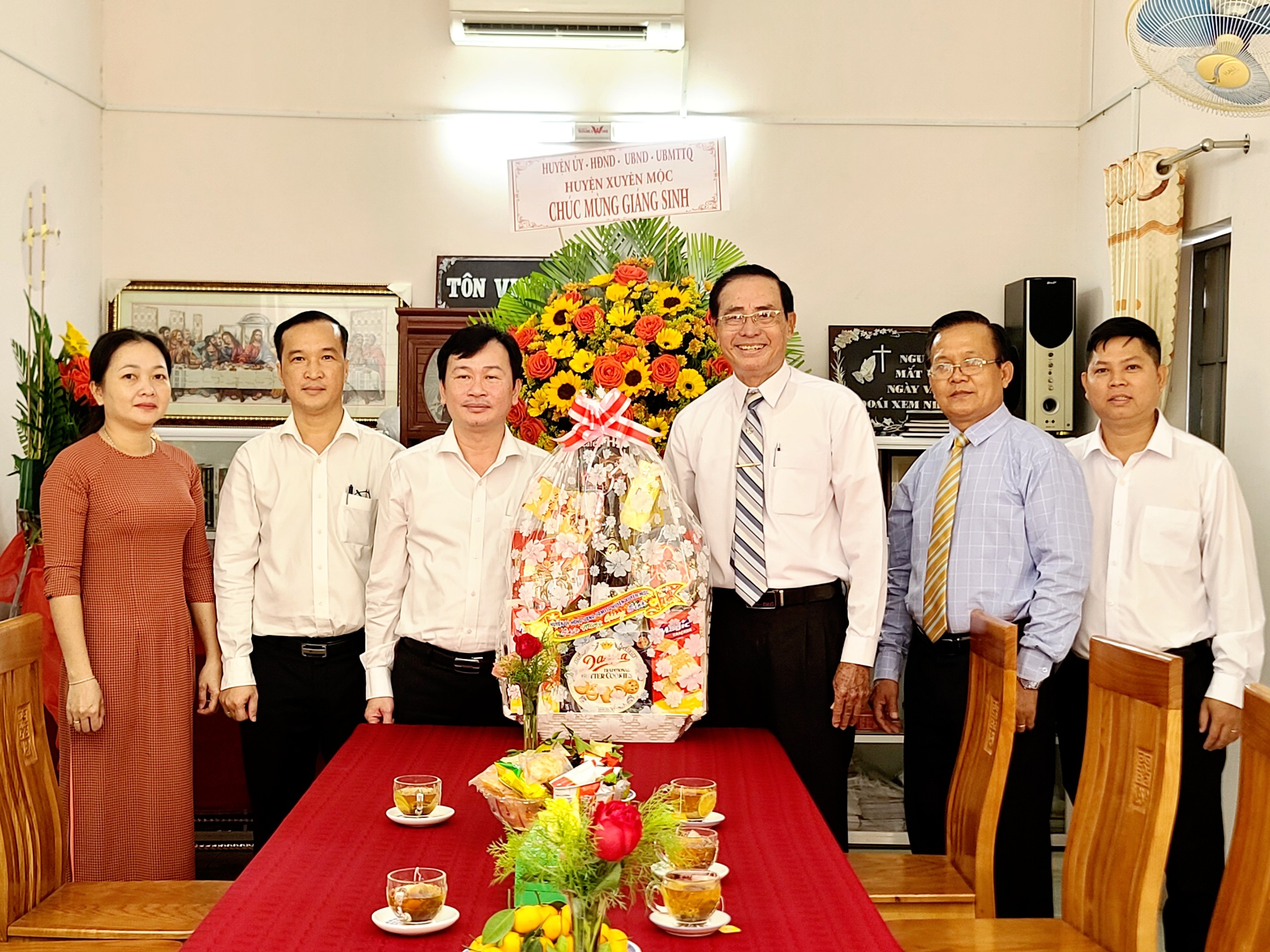 Ông Phạm Thành Chung (thứ 3 từ tái qua phải), Bí thư Huyện uỷ Xuyên Mộc đến thăm Hội thánh Tin lành Báptit Đức tin (KP.Xóm Rẫy, TT. Phước Bửu) nhân dịp Giáng sinh 2022