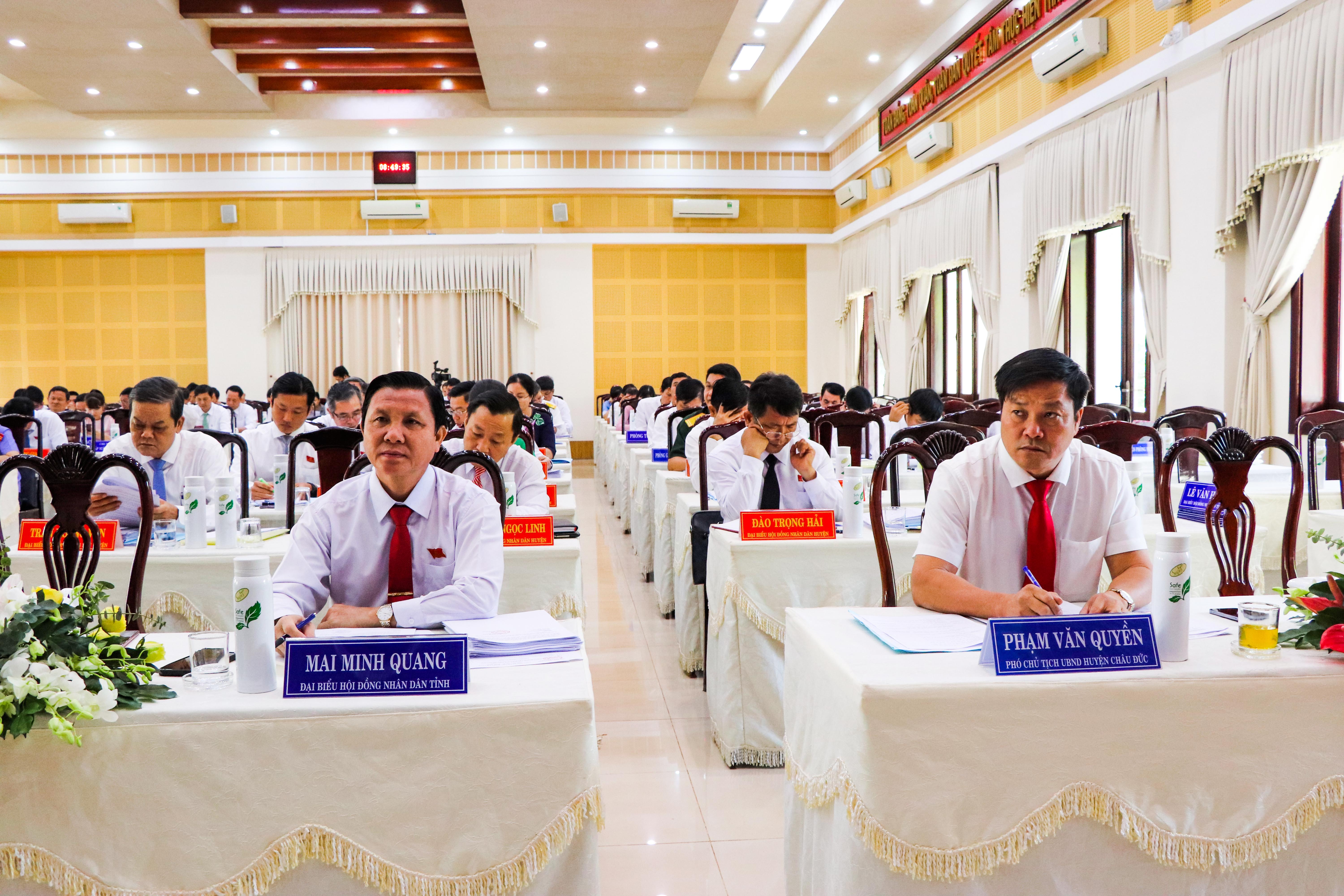 Ông Mai Minh Quang, Chủ tịch Hội Nông dân tỉnh và các đại biểu dự Kỳ họp.