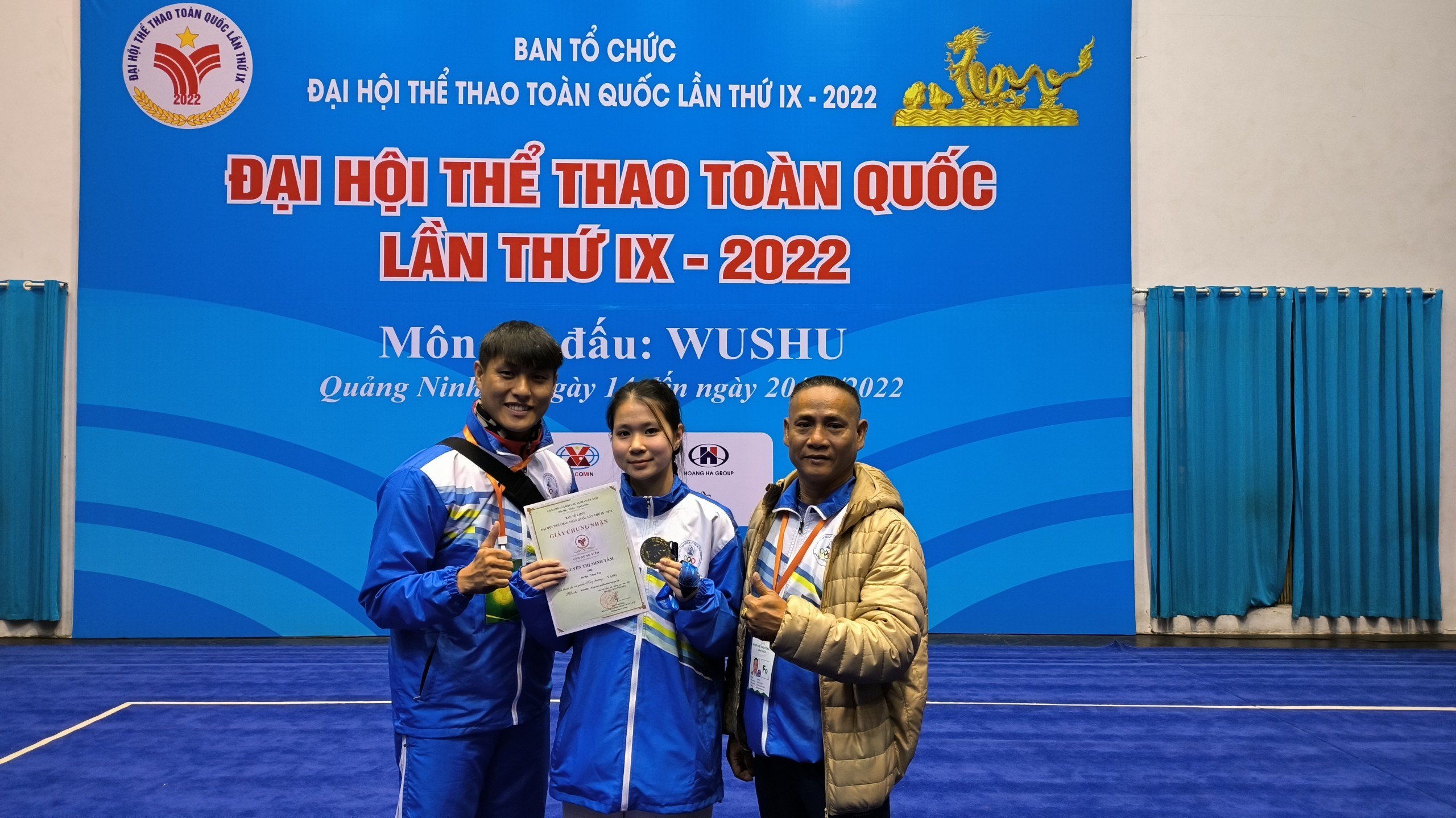 Minh Tâm và các HLV của đội tuyển Wushu tỉnh Bà Rịa-Vũng Tàu.