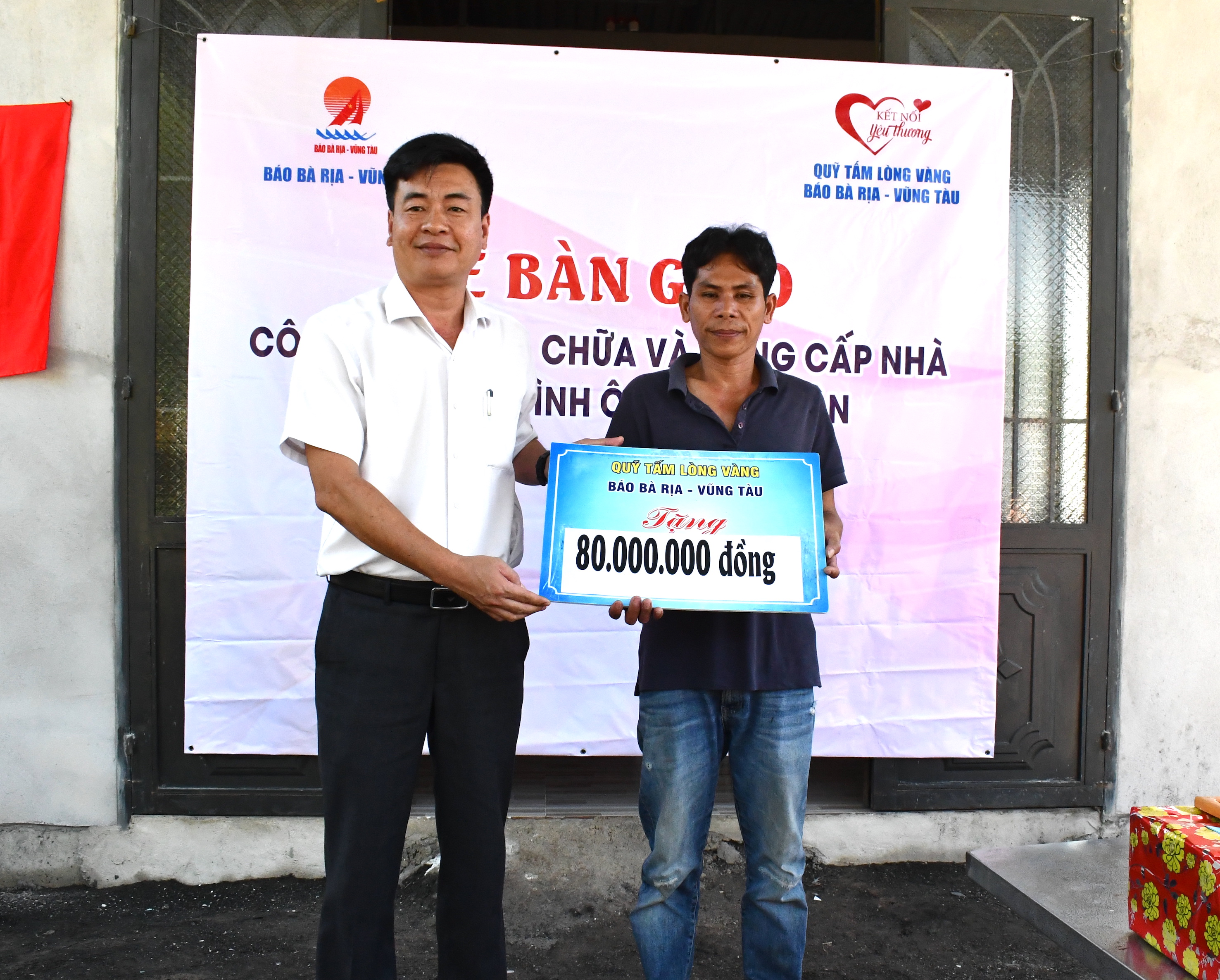 Ông Bùi Văn Cảnh, Trưởng Phòng Hành chính - Trị sự, Báo Bà Rịa - Vũng Tàu trao bảng tượng trựng số tiền 80 triệu đồng trích từ Quỹ 