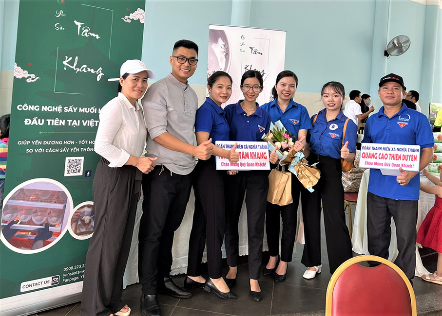 Anh Trần Thái Hoàng (thứ hai từ trái qua) cùng các ĐVTN huyện Châu Đức tham gia gian hàng khởi nghiệp đổi mới, sáng tạo do Huyện Đoàn phối hợp tổ chức.