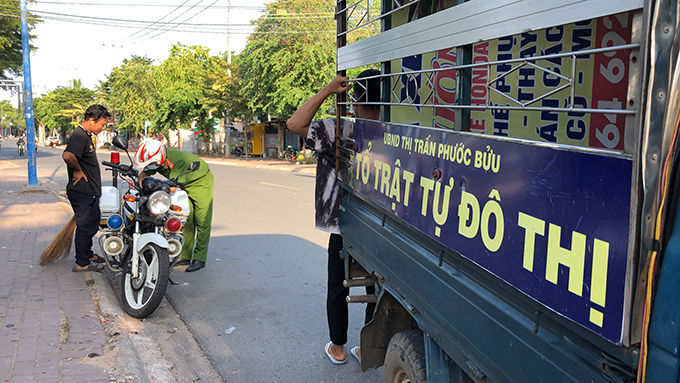 Lực lượng chức năng TT. Phước Bửu tuần tra, xử lý các trường hợp vi phạm trật tự đô thị trên địa bàn.