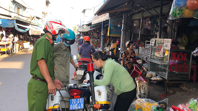 Tổ công tác TT. Phước Bửu lập biên bản một trường hợp lấn chiếm lòng đường tại chợ Bà Tô.