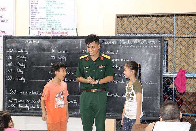  Thầy Huy làm trọng tài để học trò hỏi-đáp, ôn lại kiến thức bài học bằng trò chơi.