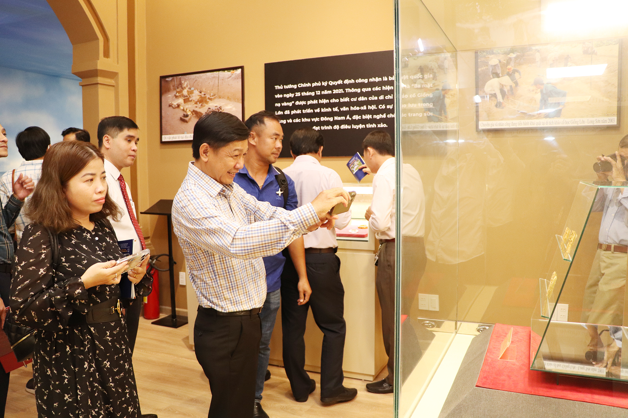 Du khách tham quan Bảo tàng tỉnh.