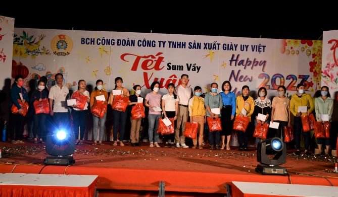 Ban tổ chức chương trình Tết sum vầy- Xuân gắn kết tặng quà cho NLĐ có hoàn cảnh khó khăn.