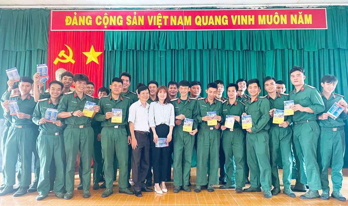 Lãnh đạo Bộ CHQS, các cơ sở đào tạo nghề và quân nhân chuẩn bị xuất ngũ chụp ảnh lưu niệm.