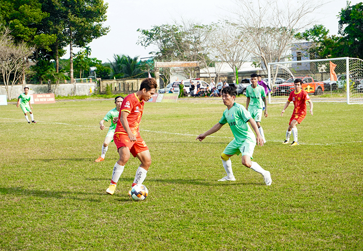 Cựu tuyển thủ quốc gia Nguyễn Thành Long Giang (số 2) thi đấu tại giải Bóng đá huyện Châu Đức, Cup Đa khoa Sài Gòn - Châu Đức mở rộng.