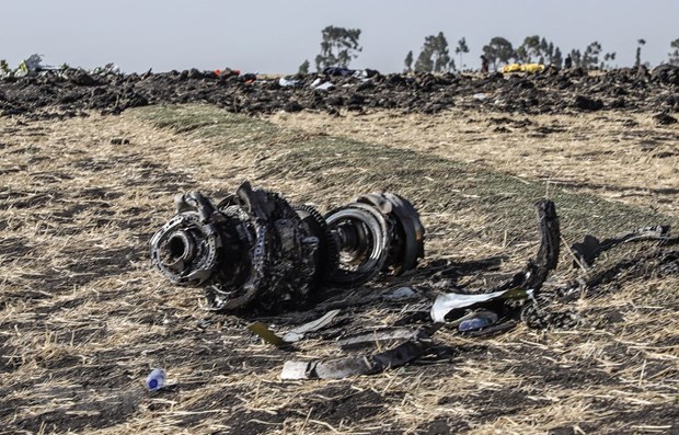 Một bộ phận của máy bay Boeing 737 MAX thuộc Hãng hàng không Ethiopian Airlines tại hiện trường vụ tai nạn gần thủ đô Addis Ababa, ngày 11/3/2019.