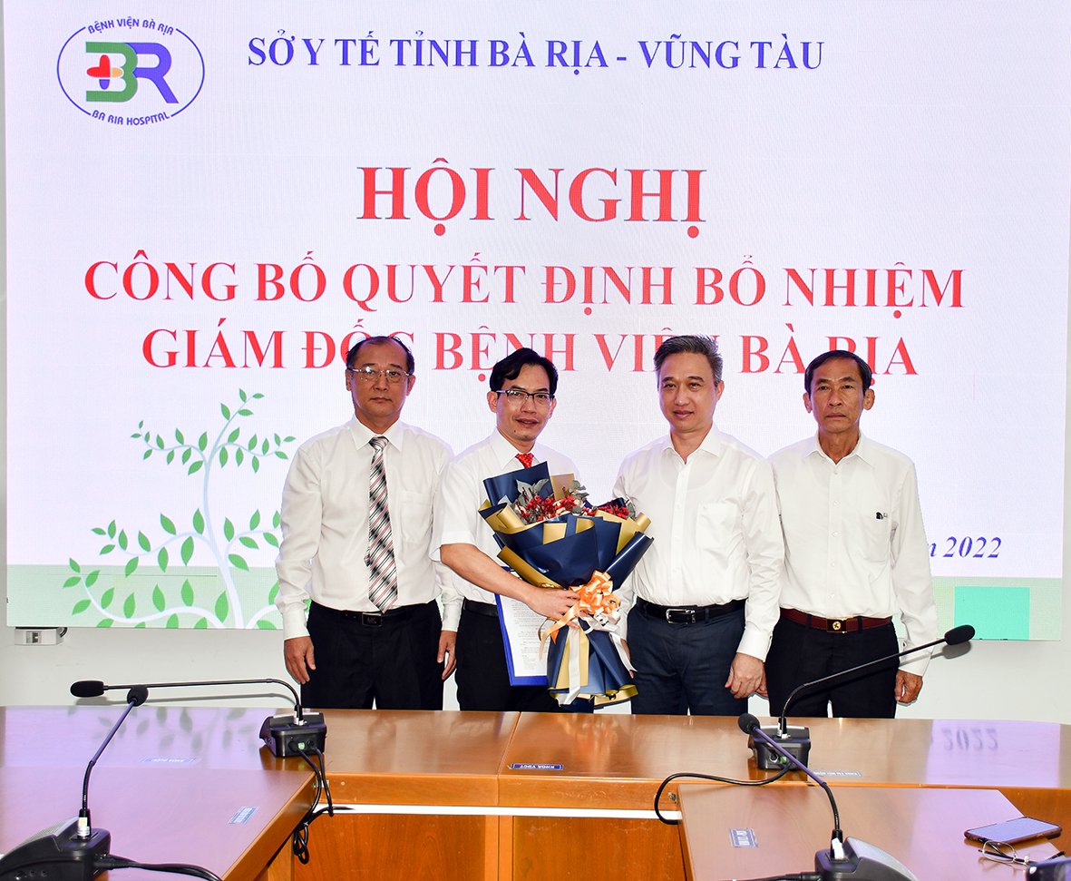 Ông Đặng Minh Thông (thứ hai từ phải sang), Phó Chủ tịch UBND tỉnh tặng hoa chúc mừng ông Dương Thanh được bổ nhiệm Giám đốc Sở Y tế