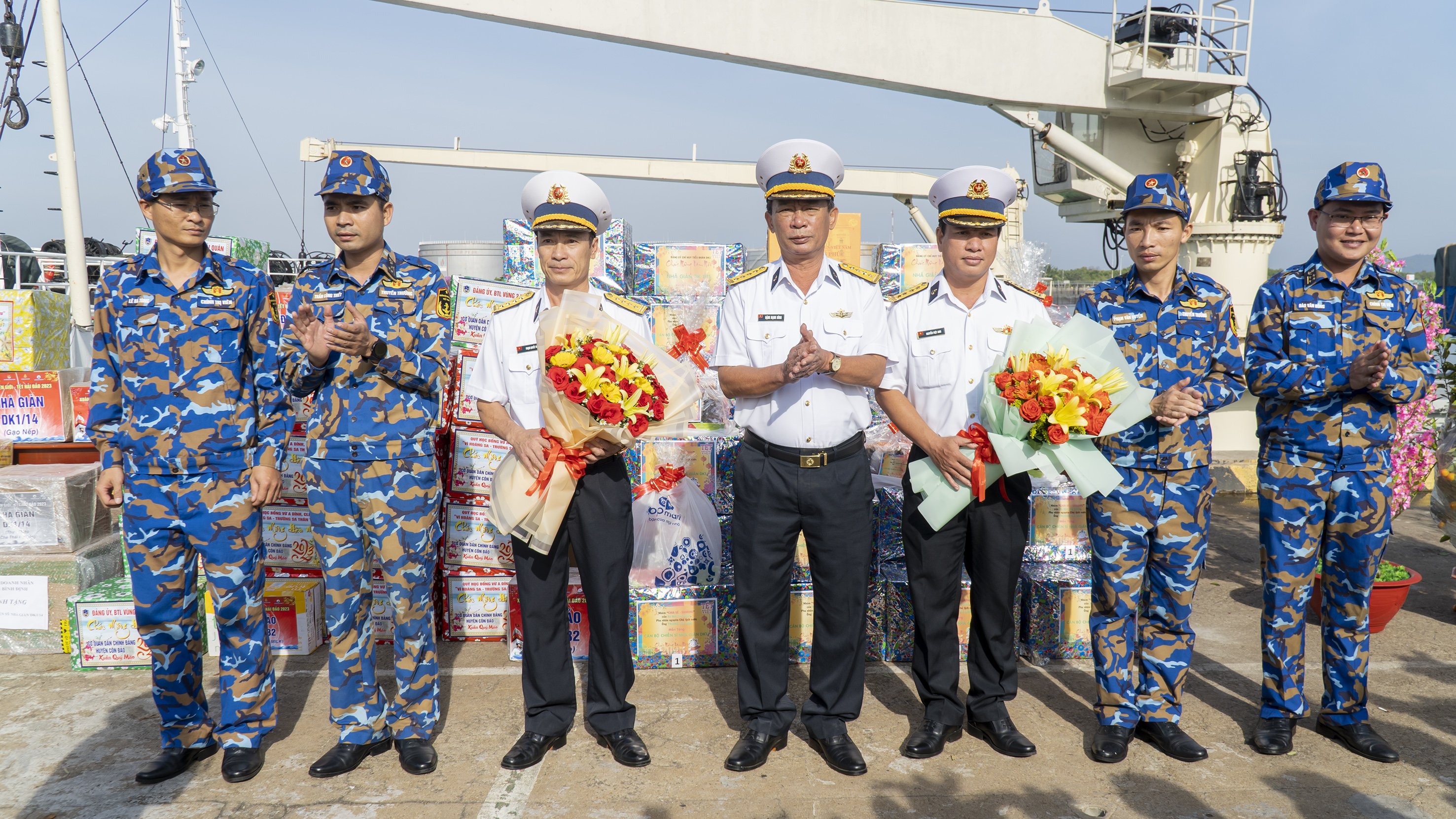 Đại tá Đặng Mạnh Hùng, Phó Chính ủy Vùng 2 Hải quân tặng hoa chúc đoàn công tác lên đường may mắn, thuận lợi. 