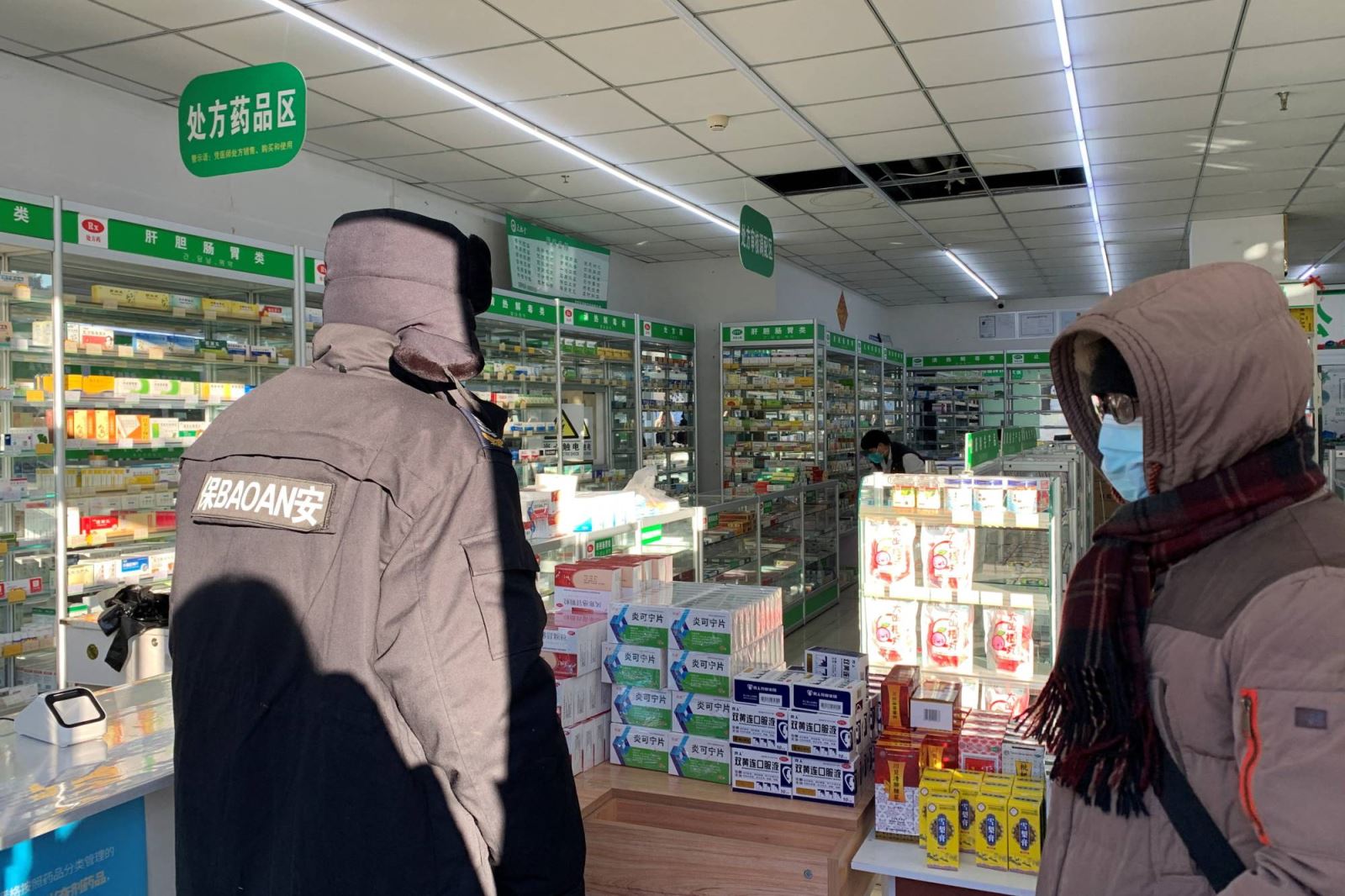Người dân xếp hàng chờ mua thuốc tại cửa hàng dược phẩm ở Bắc Kinh, Trung Quốc.