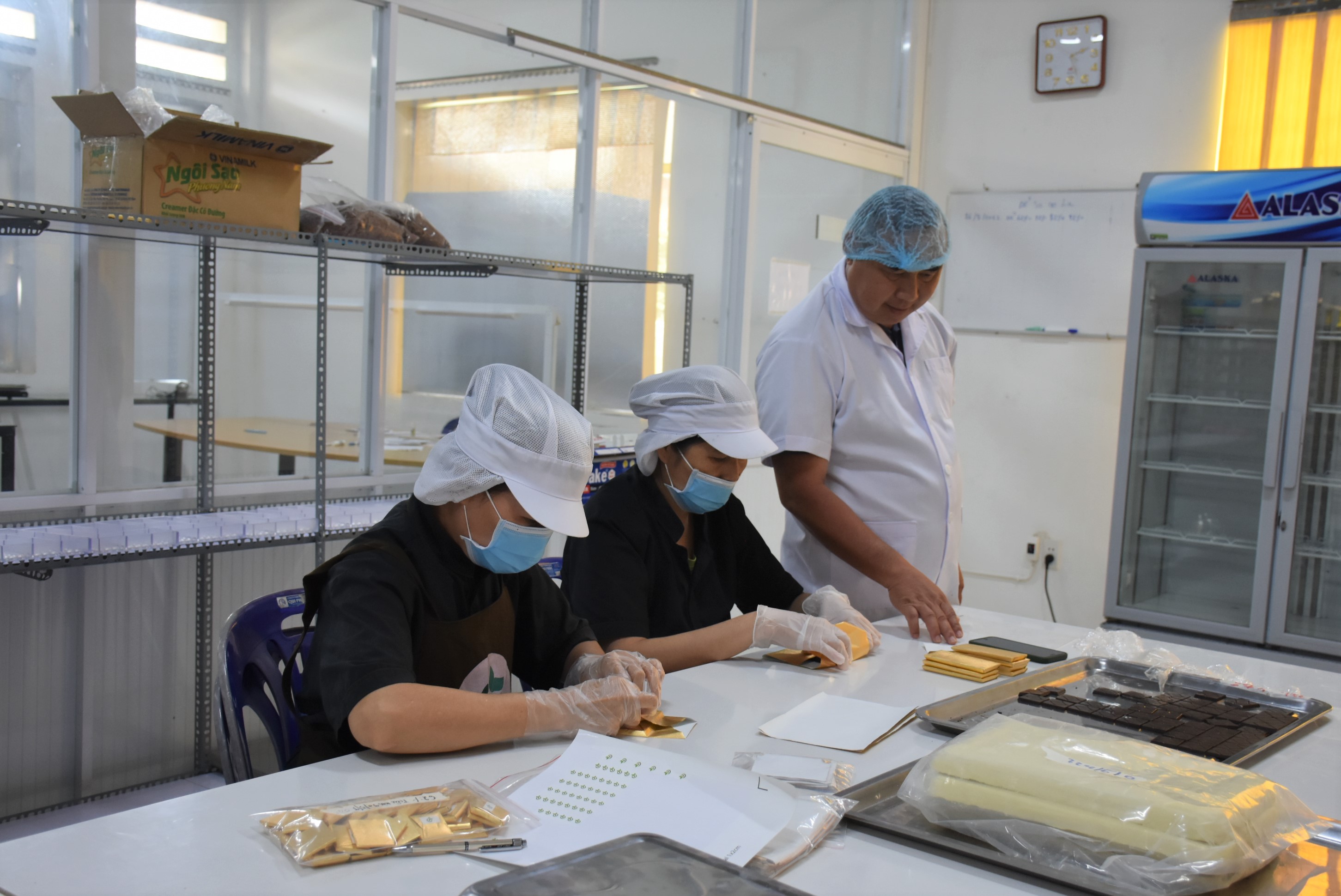 Đóng gói sản phẩm sô cô la tại Công ty TNHH DV SX Ca cao Thành Đạt (xã Xà Bang, huyện Châu Đức).