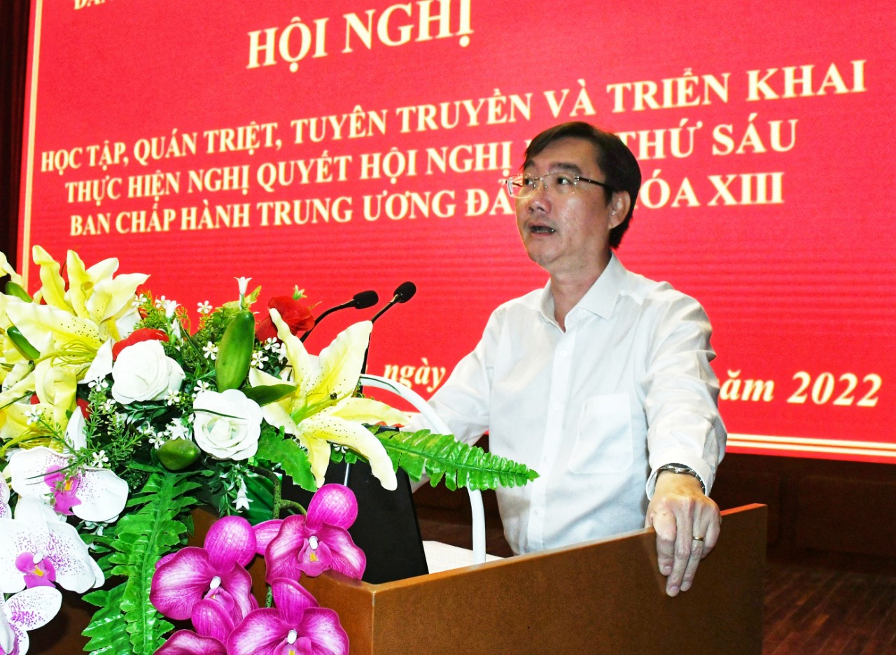 Ông Nguyễn Trường Giang, Phó Bí thư Thường trực Đảng ủy Khối Cơ quan và Doanh nghiệp tỉnh phát biểu khai mạc hội nghị.