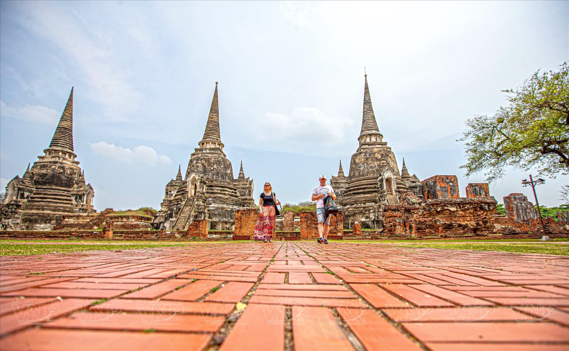 Khách du lịch tham quan Công viên lịch sử Ayutthaya ở Ayutthaya, Thái Lan.