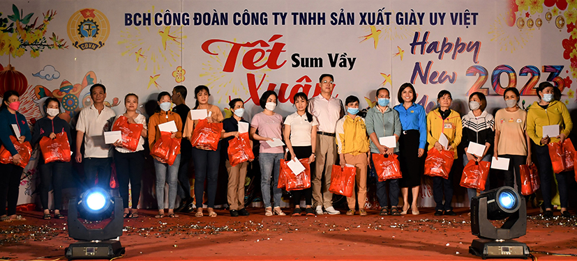 Nhiều người lao động có hoàn cảnh khó khăn được Công đoàn Công ty TNHH Sản xuất giày Uy Việt tặng quà Tết 2023.