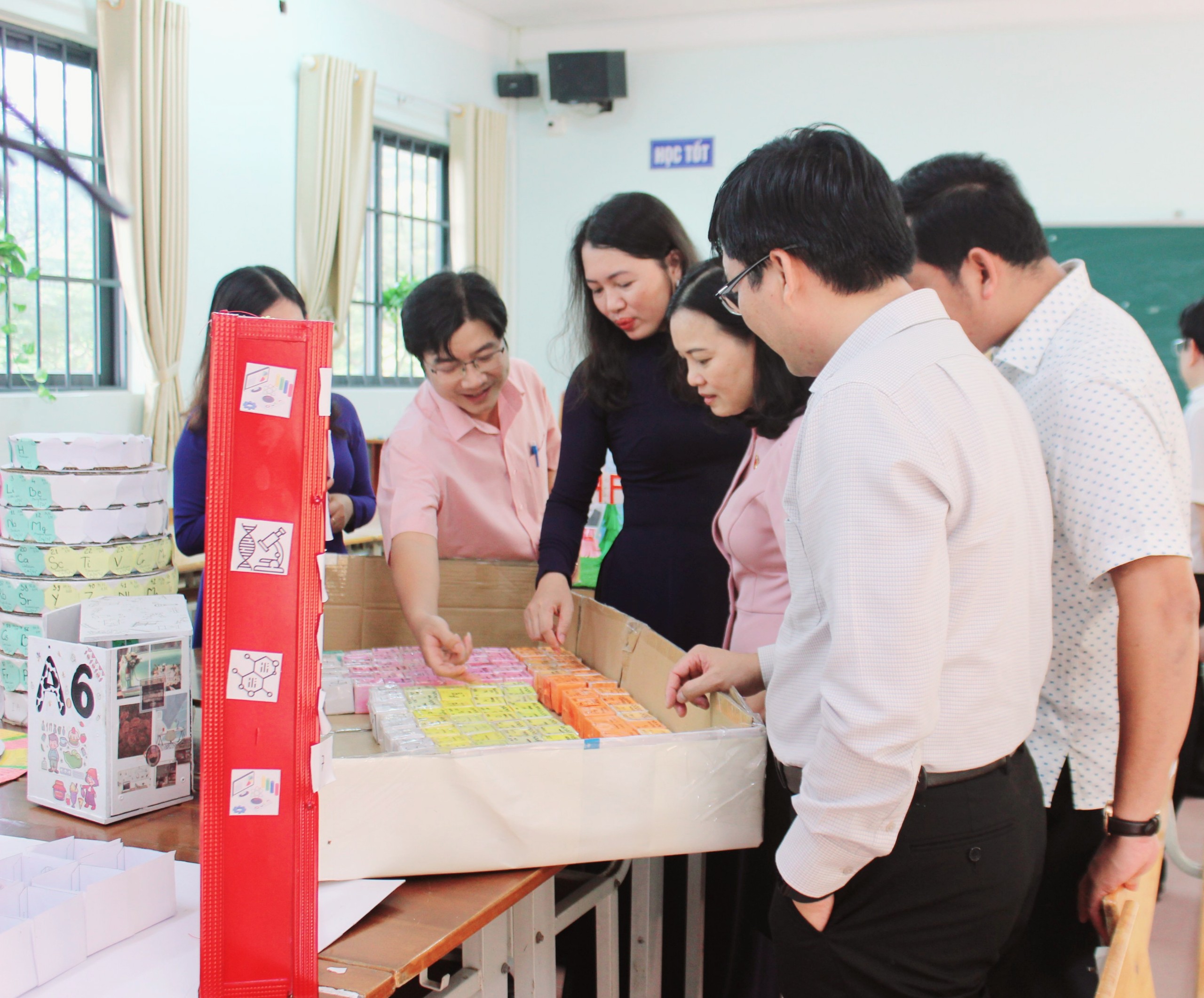 Trường THPT Vũng Tàu (TP. Vũng Tàu) mở CLB STEM để HS được trải nghiệm, sáng tạo, theo mục tiêu của chương trình GDPT mới. Trong ảnh: Đoàn giám sát ĐBQH tỉnh  tham quan CLB STEM của Trường THPT Vũng Tàu.