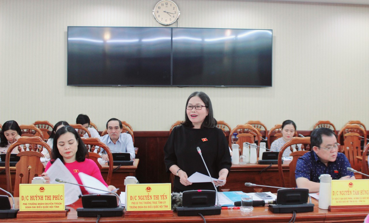 Phó Bí thư Thường trực Tỉnh ủy, Trưởng Đoàn ĐBQH tỉnh Nguyễn Thị Yến đề nghị UBND tỉnh tạo mọi điều kiện để chương trình GDPT mới được triển khai thuận lợi.