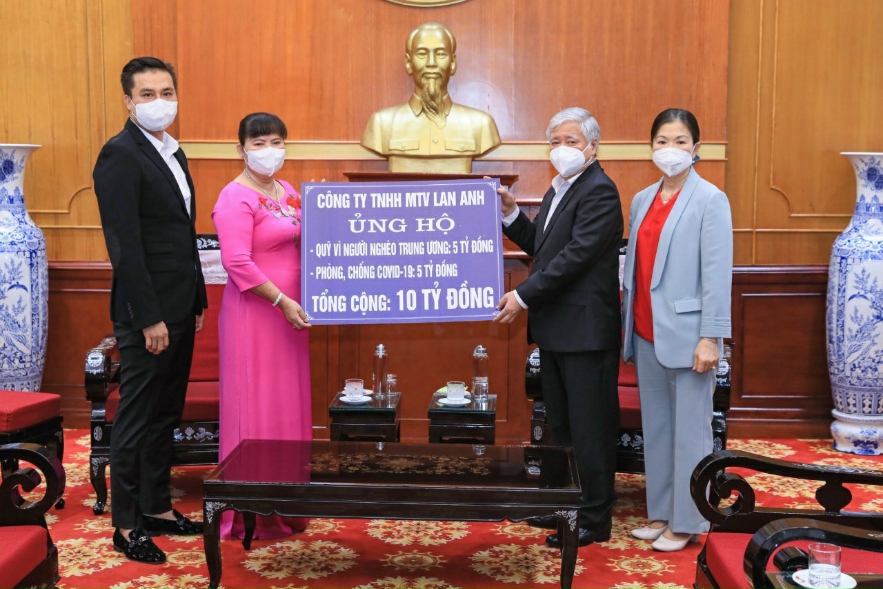Ông Đỗ Văn Chiến, Bí thư Trung ương Đảng, Chủ tịch Ủy ban Trung ương MTTQ Việt Nam tiếp nhận bảng tượng trưng số tiền 10 tỷ đồng từ Công ty TNHH Lan Anh ủng hộ Quỹ “Vì người nghèo” và phòng chống dịch COVID-19.