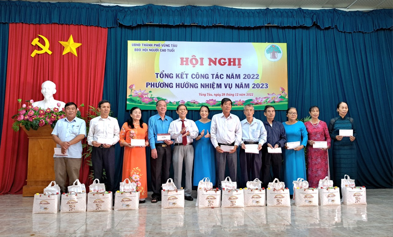 Ông Nguyễn Xuân Hòa, Trưởng Ban đại diện Hội NCT TP. Vũng Tàu trao quà cho các hội viên có hoàn cảnh khó khăn tại hội nghị.