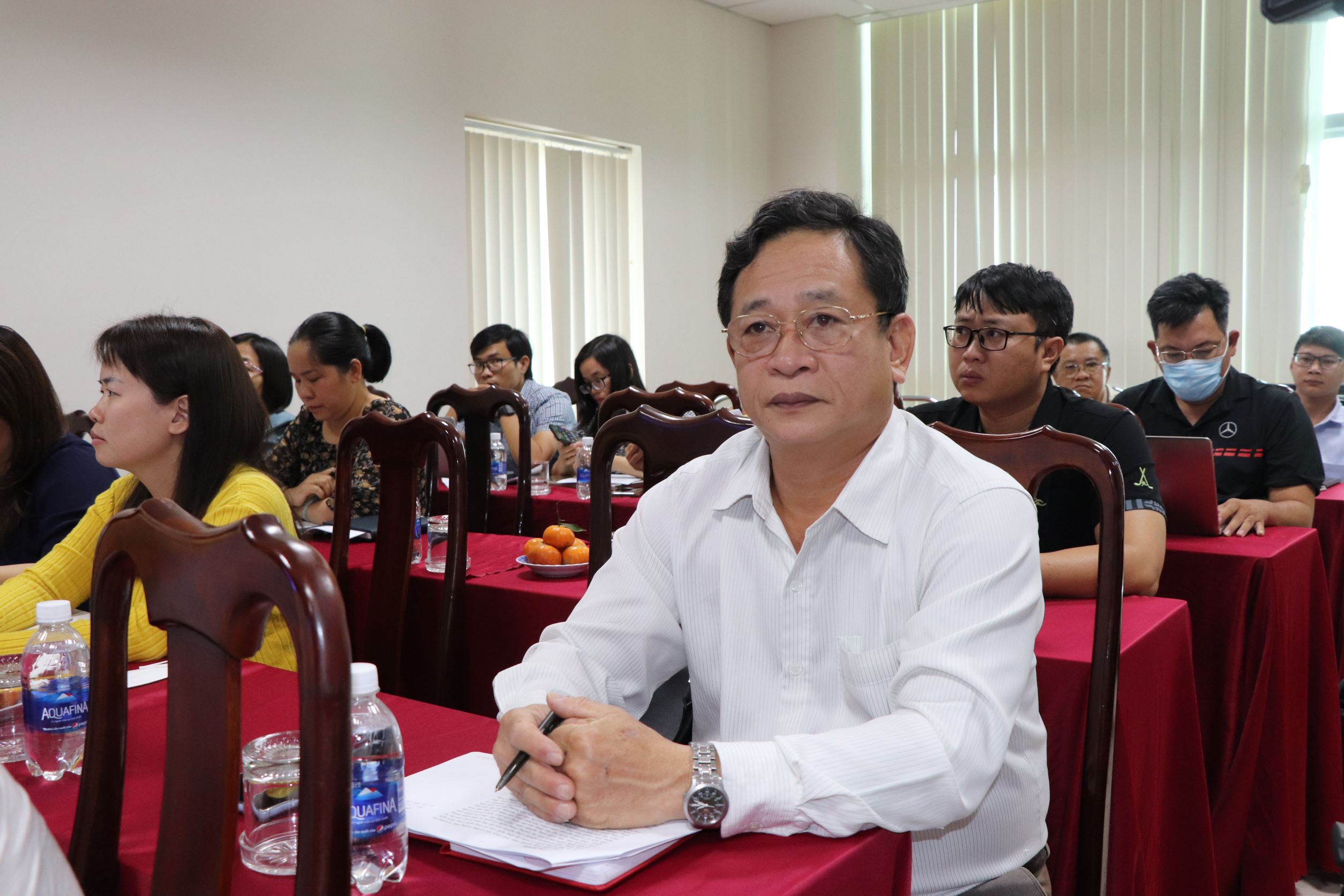Ông Lê Văn Lâm, Phó trưởng Ban Tuyên giáo Tỉnh ủy và các đại biểu dự buổi họp báo.