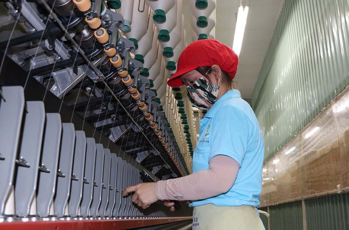 Công ty TNHH Mei Sheng Textiles Việt Nam (tại cụm công nghiệp TT.Ngãi Giao, huyện Châu Đức) vừa chủ động phòng, chống dịch vừa đảm bảo sản xuất. Trong ảnh: Công nhân làm việc tại xưởng sản xuất sợi.
