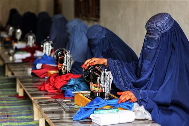 Phụ nữ Afghanistan làm việc tại một xưởng may ở Jalalabad, ngày 1/12/2022.