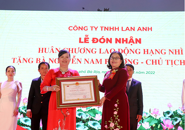 Phó Bí thư Thường trực Tỉnh ủy Nguyễn Thị Yến trao Huân chương Lao động hạng Nhì cho bà Nguyễn Nam Phương.
