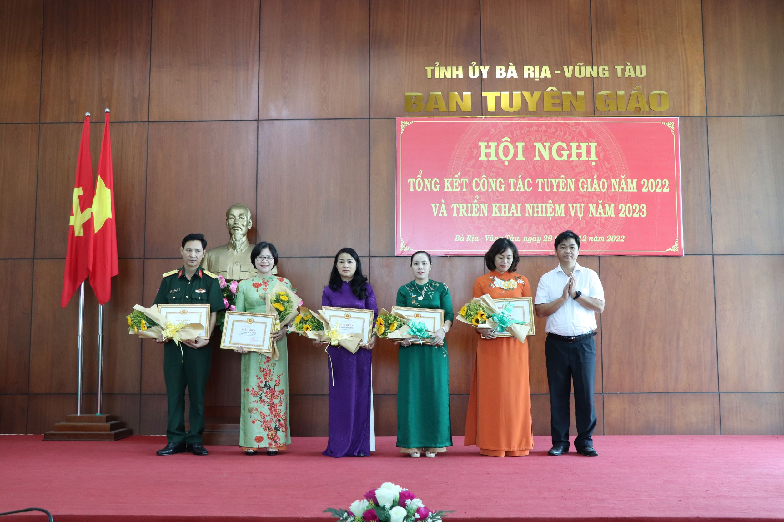 Ông Lê Văn Minh (bên phải), Phó trưởng Ban Tuyên giáo Tỉnh ủy trao tặng Giấy khen cho các tập thể có thành tích xuất sắc năm 2022.