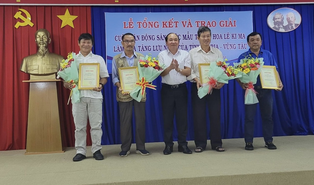 Ông Huỳnh Văn Hồng, Chủ tịch Hội Văn học - Nghệ thuật trao giải Ba đến các tác giả.