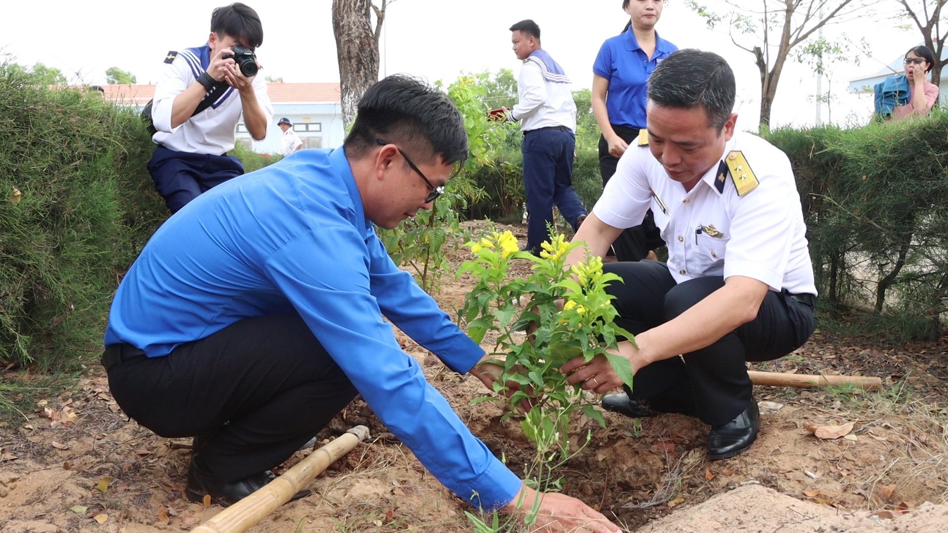 Cán bộ, chiến sĩ, đoàn viên Trạm Ra-đa 2511 và ĐVTN huyện Đất Đỏ trồng cây xanh bảo vệ môi trường.