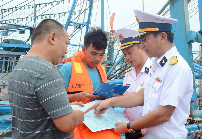 Cán bộ, chiến sĩ Vùng 2 Hải quân tuyên truyền pháp luật cho ngư dân.