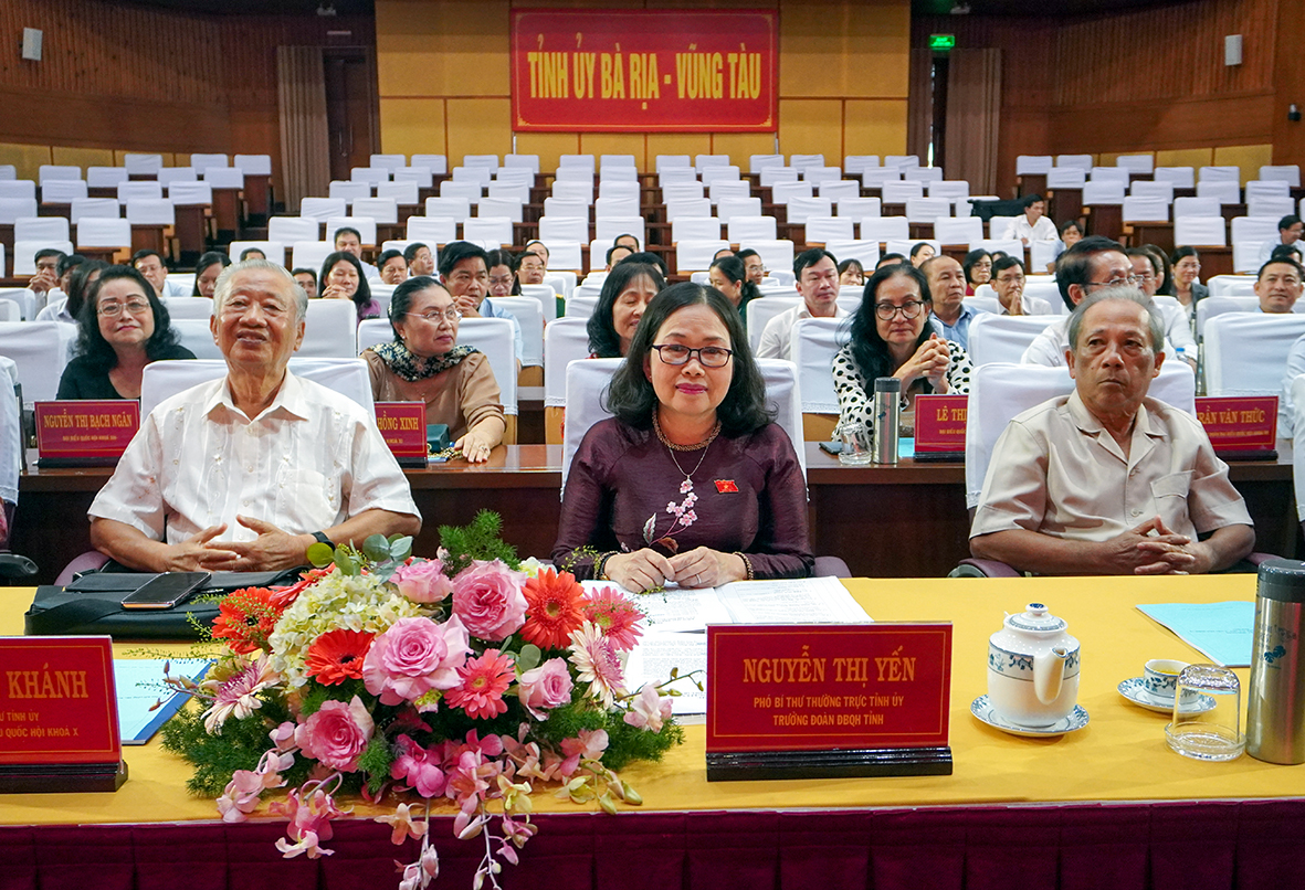 Lãnh đạo, nguyên lãnh đạo tỉnh, Đoàn ĐBQH qua các thời kỳ tham dự Hội nghị.