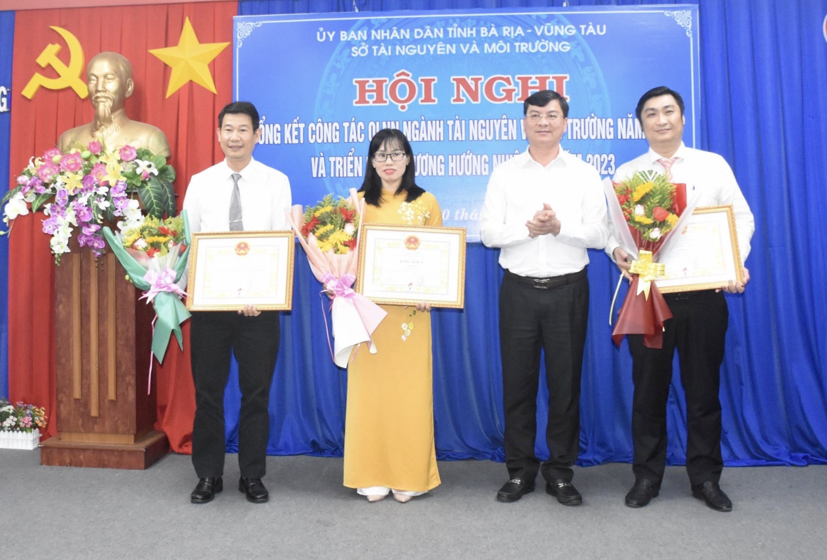 Phó Chủ tịch UBND tỉnh Nguyễn Công Vinh trao Bằng khen của UBND tỉnh cho 2 tập thể có thành tích tiêu biểu xuất sắc trong công tác TN-MT từ năm 2021-2022 và tặng danh hiệu tập thể lao động xuất sắc cho 1 tập thể.