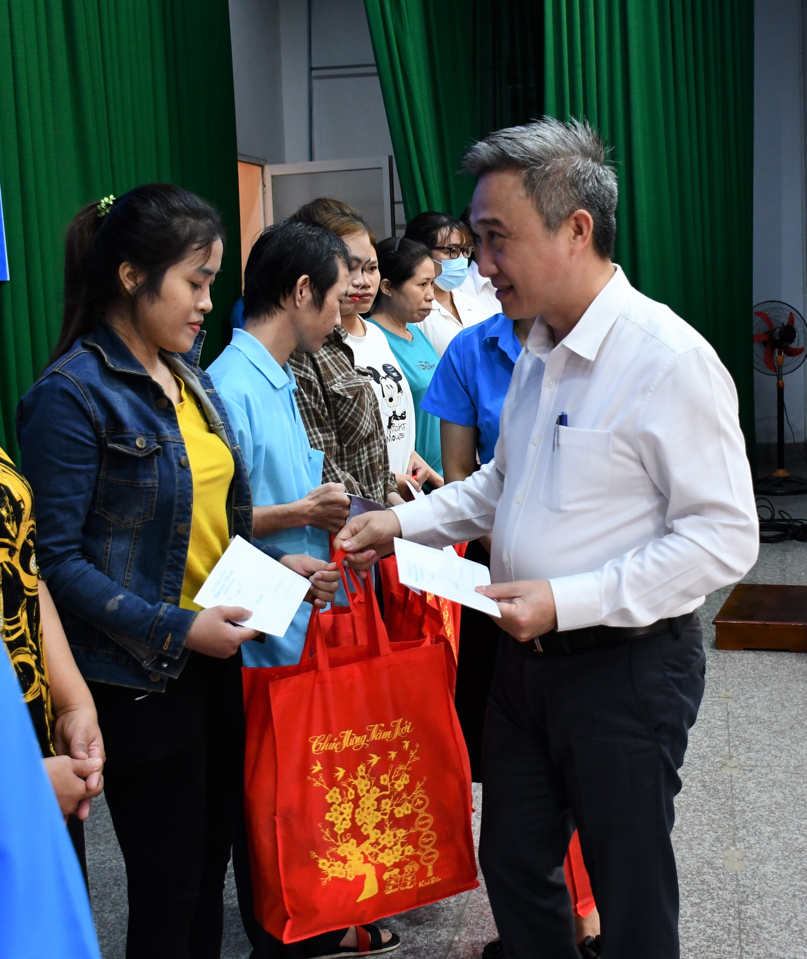 Phó Chủ tịch UBND tỉnh Đặng Minh Thông tặng quà cho NLĐ có hoàn cảnh khó khăn.