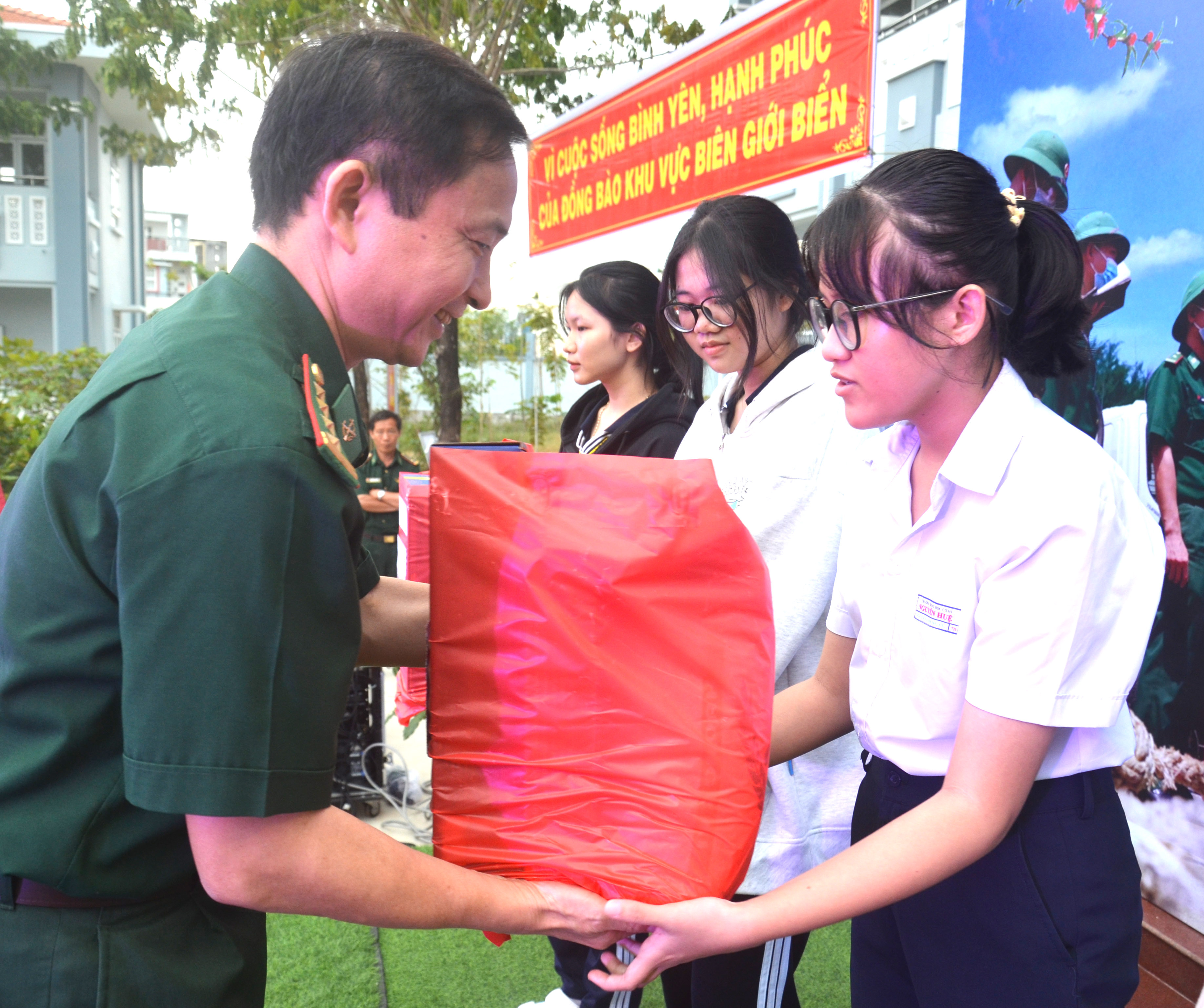 Đại tá Nguyễn Văn Thống, Phó Chính ủy BĐBP tỉnh trao quà cho các em học sinh trong chương trình 