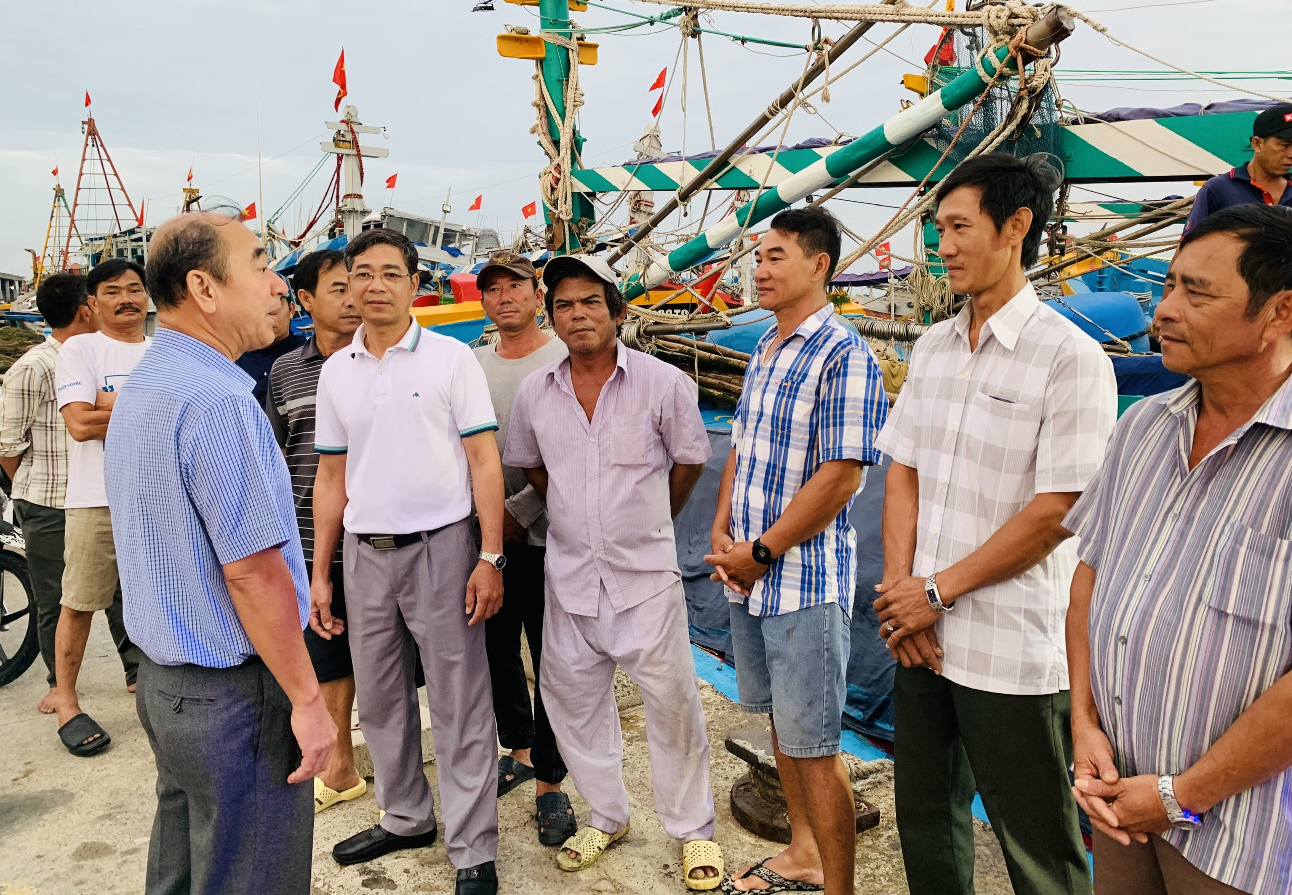 Chủ tịch UBND huyện Long Điền động viên ngư dân trước chuyến biển đầu năm