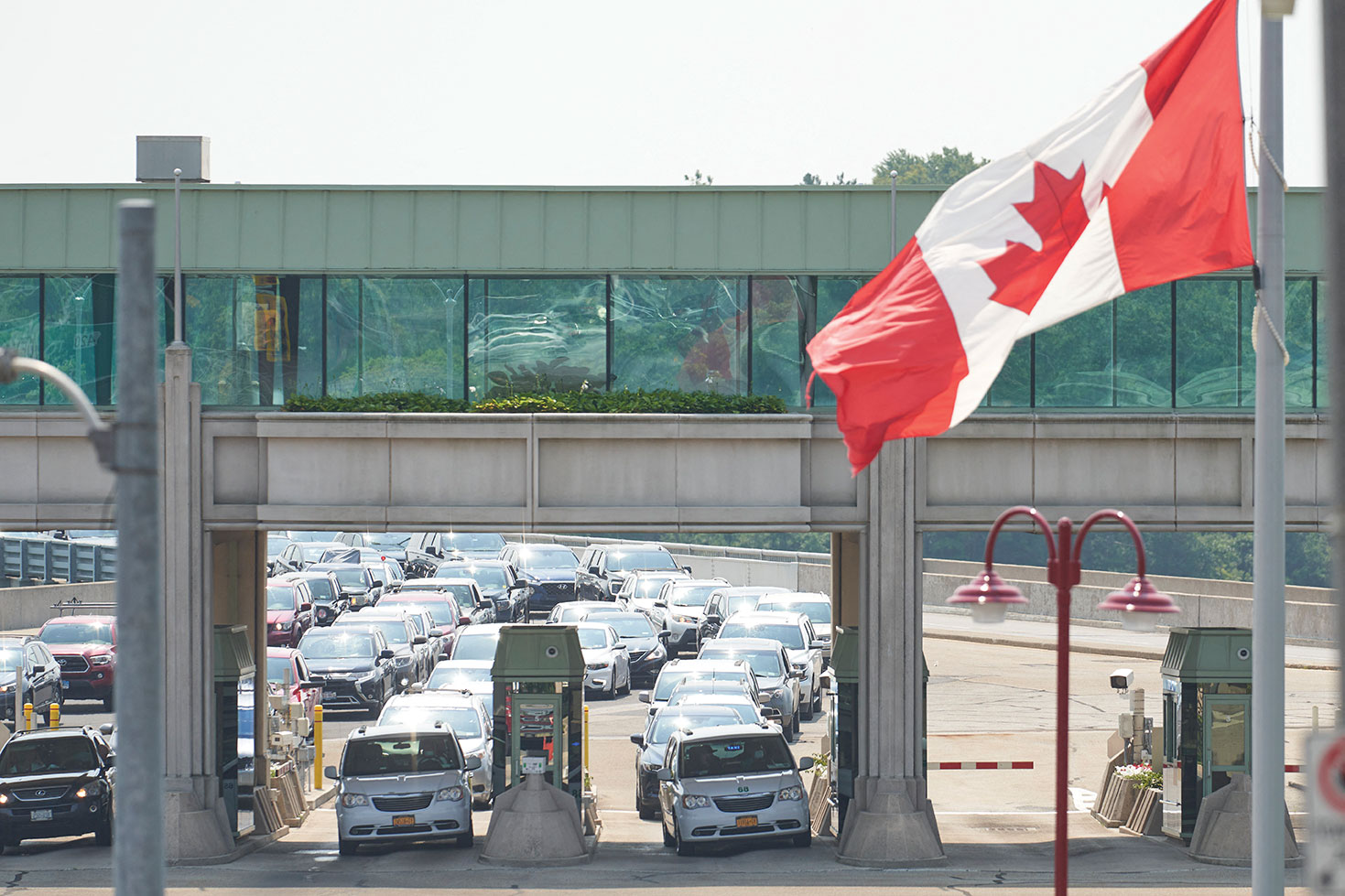 Các phương tiện chờ di chuyển qua cửa khẩu biên giới Canada-Mỹ tại cầu Rainbow, Ontario (Canada).