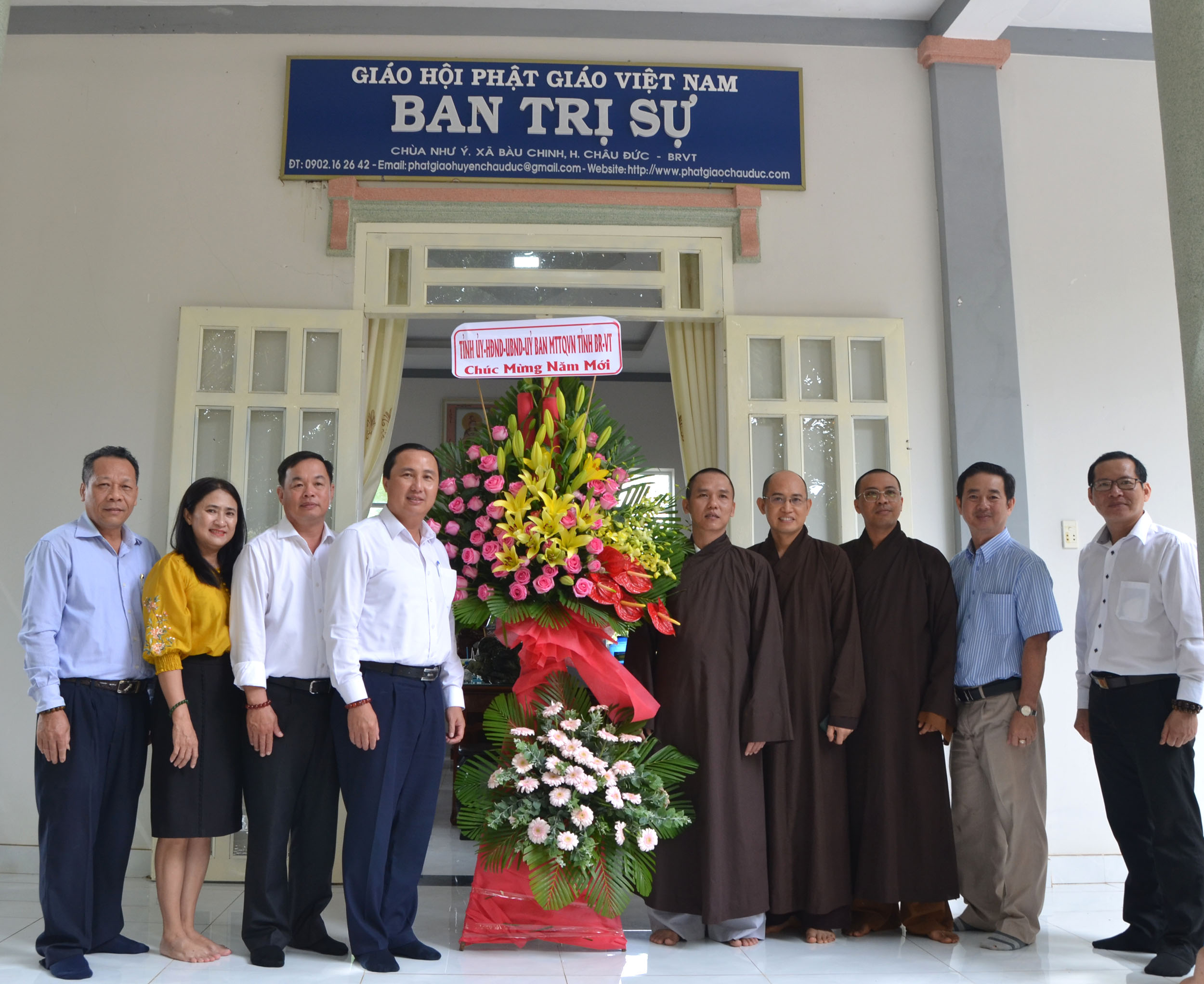 Ông Lê Hoàng Hải, Phó Chủ tịch HĐND tỉnh tặng quà, chúc Tết Ban Trị sự Giáo hội Phật giáo Việt Nam huyện Châu Đức (tại chùa Như Ý, xã Bàu Chinh).