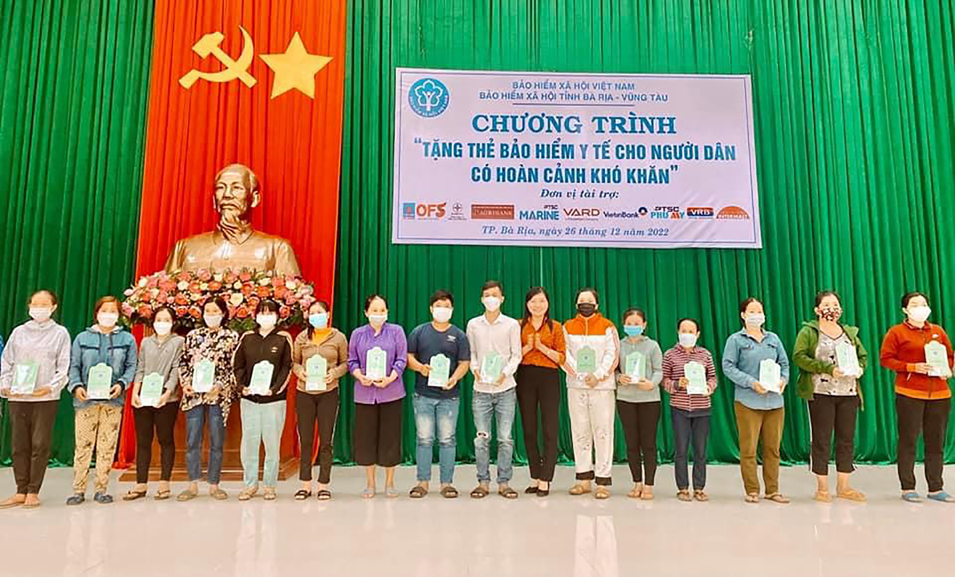 Chương trình tặng thẻ bảo hiểm y tế, chia sẻ khó khăn của BHXH tỉnh tổ chức ngày 26/12 đã tặng 640 thẻ BHYT cho người dân có hoàn cảnh khó khăn trên địa bàn.