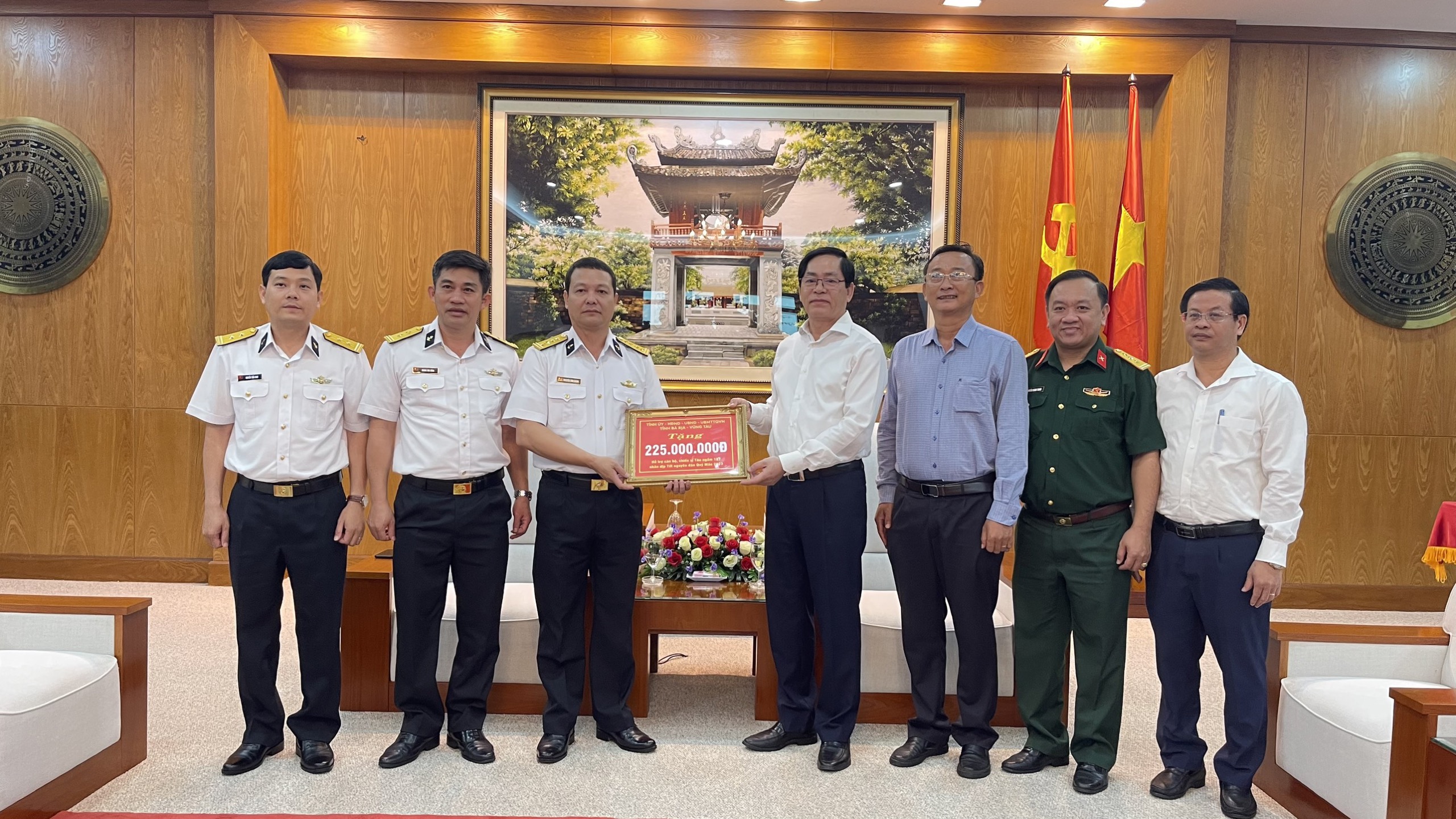 Ông Phạm Viết Thanh, Ủy viên Trung ương Đảng, Bí thư Tỉnh ủy, Chủ tịch HĐND tỉnh trao tiền hỗ trợ cho cán bộ, chiến sĩ Tàu ngầm 187 Bà Rịa-Vũng Tàu.