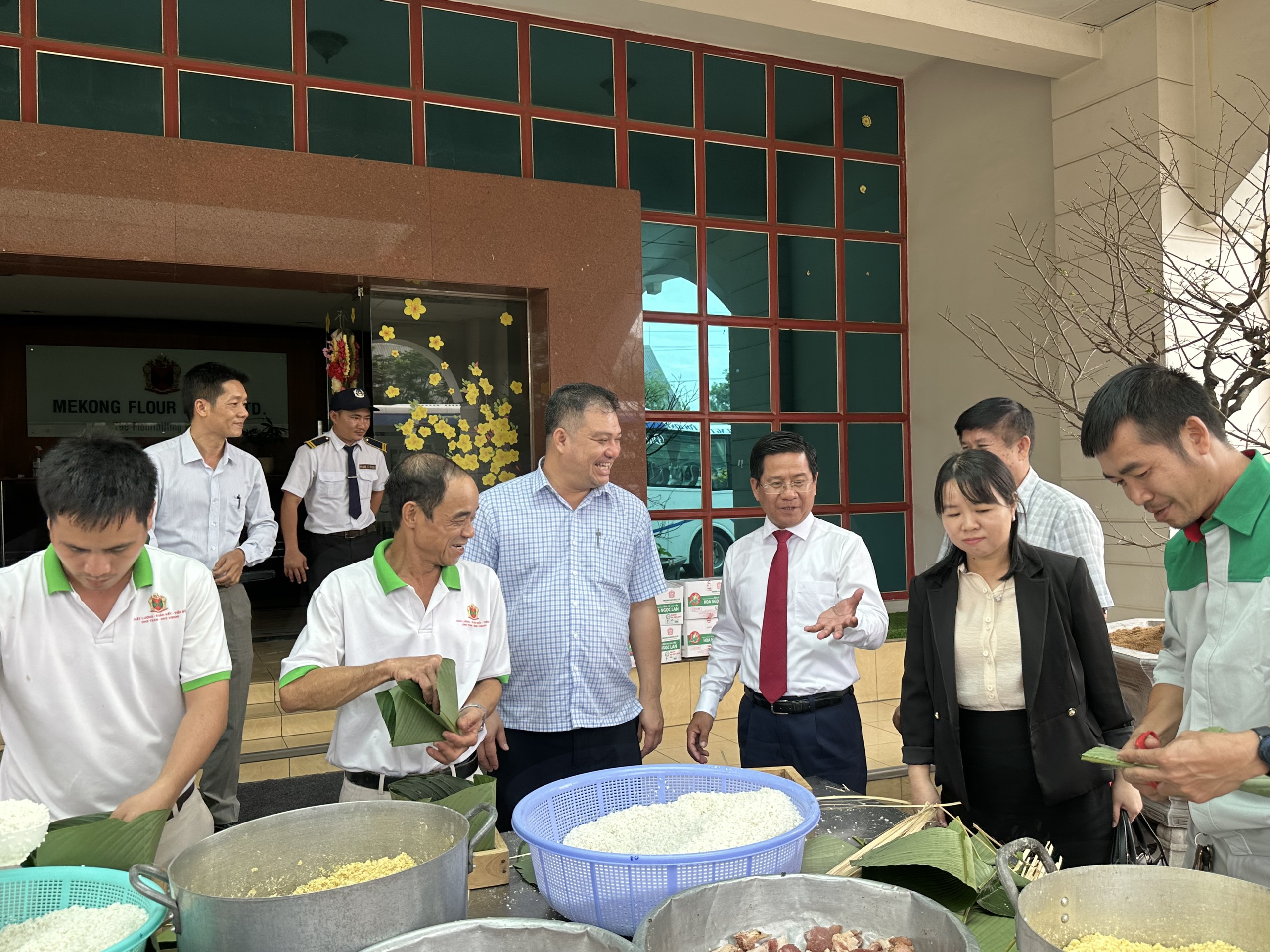 Ông Bùi Chí Thành, Chủ tịch UBMTTQ Việt Nam tỉnh thăm hỏi,  chung vui với người lao động Công ty TNHH chế biến bột mỳ  Mê Kông trong chương trình gói bánh chưng đón Tết.